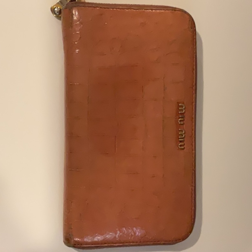 Miu Miu Long Wallet
GUC no tears, no bad smell 
Minor rubbing from use